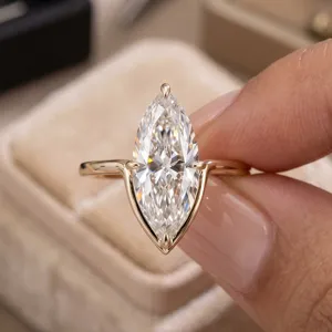 Makroansicht eines Rings mit Labor-Diamanten im Marquise-Schliff aus 18K Roségold