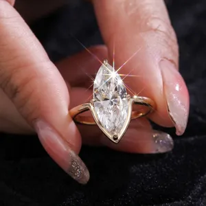 Makroansicht eines Rings mit Labordiamanten im Marquise-Schliff aus 18K Gold