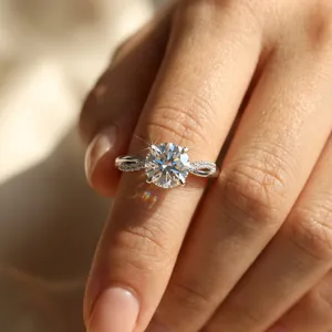 Nahaufnahme eines 18K Weißgold-Rings mit im Labor gezüchtetem Diamanten am Finger.
