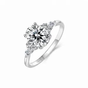 Eleganter 10K Weißgold Verlobungsring mit im Labor gezüchtetem Diamanten Rundschliff