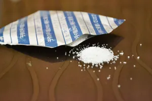 Primer plano de los gránulos blancos de un desatascador japonés