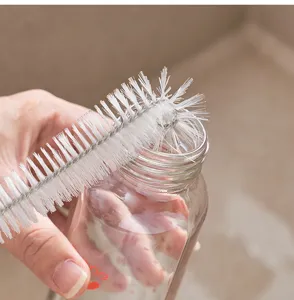 Dettaglio di una piccola spazzola in nylon per la pulizia del beccuccio di bottiglie