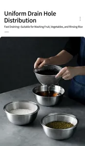 Colador de acero inoxidable 304 escurriendo arroz negro en un bol sobre mesa de piedra