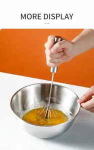 Primer plano detallado de un bol de acero inoxidable utilizado para batir huevos de forma manual