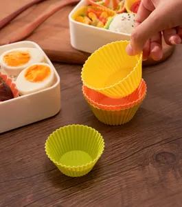 Gros plan de moules à muffins en silicone colorés pour la séparation des aliments en bento