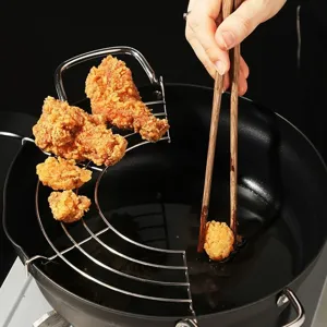 Edelstahl-Abtropfgitter für Frittiertöpfe mit knusprig frittiertem Hähnchenfleisch