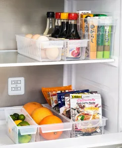 Transparente Kühlschrank-Organizer aus Kunststoff mit Griffen für die Küche.