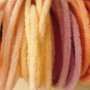 Nahaufnahme der flauschigen Samt Basteldraht Pfeifenreiniger mit bunter Plüschtextur.