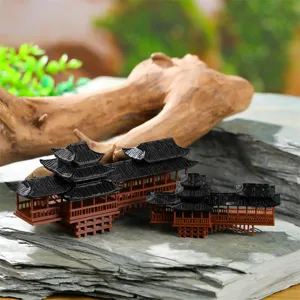 Vista detallada del adorno de puente en miniatura chino para paisajismo de acuarios.