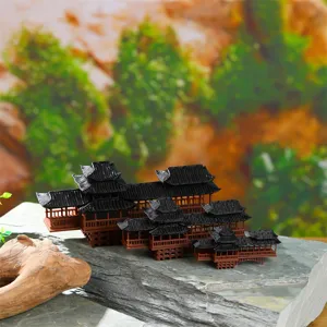 Vista detallada de modelos en miniatura de puentes tradicionales chinos para decoración de acuarios.
