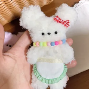 Poupée en peluche duveteuse faite à la main avec nœud et tablier pour cadeaux de jouets créatifs DIY.