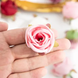 Détail de tête de rose artificielle en soie rose, idéal pour les loisirs créatifs.