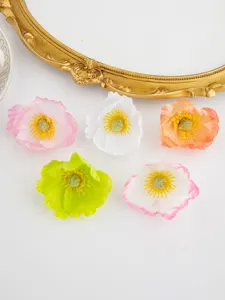 Kunstmatige klaproos bloemhoofdjes voor DIY ambachten en mooie huwelijksdecoratie.