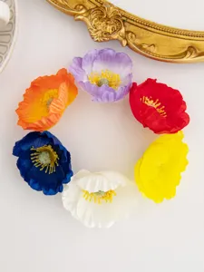 Kleurrijke kunstmatige klaproos bloemhoofdjes detailopname, ideaal voor DIY en bruiloft decor.