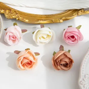 Gros plan de têtes de roses artificielles, fleurs en soie colorées pour accessoires DIY.