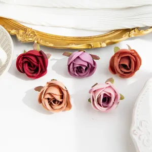 Détail en gros plan de têtes de roses en soie artificielle aux couleurs d'automne pour loisirs.