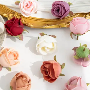 Gros plan sur les détails de têtes de roses artificielles en soie pour vos loisirs créatifs.