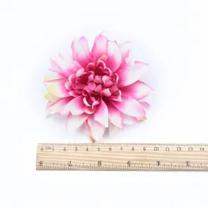 Vista detallada de la cabeza de flor de dalia artificial con regla para mostrar dimensiones.