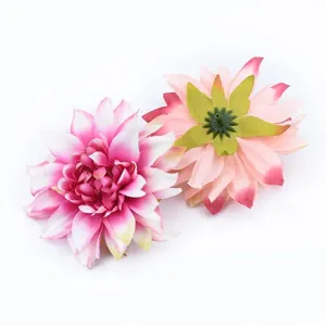 Detalle de cabeza de flor de seda de dalia artificial, flor falsa rosa para decoración del hogar.