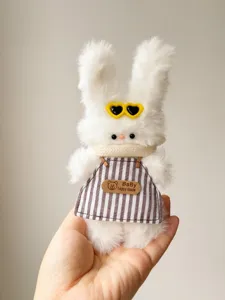 Primer plano detallado de un tierno muñeco de peluche de conejo con un lindo delantal.