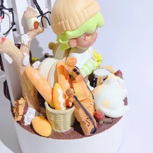 Detailaufnahme des Harz Miniaturspielzeugs mit Brot und Korb fuer kreative Bastelprojekte.