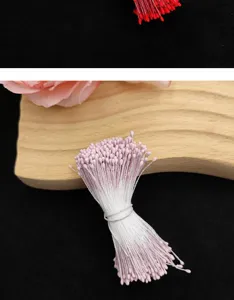 Nahaufnahme von rosa und roten künstlichen Blumenstaubblättern für DIY-Blumenprojekte.