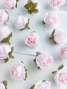 Detailansicht rosa künstlicher Rosenblütenköpfe für DIY-Bastelarbeiten, Kränze und Accessoires.