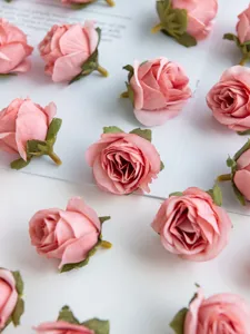 Detailansicht künstlicher rosa Rosenköpfe für DIY Handwerk, Blumenkränze und Dekoration.
