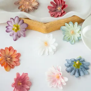 Primo piano di teste di fiori artificiali colorati, perfette per decorare accessori fai-da-te.