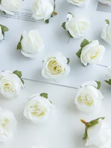 Weiße künstliche Rosenblütenköpfe für DIY-Basteln, Hochzeitskränze, Haarschmuck und Blumendekor.