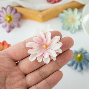 Dettaglio testa di fiore artificiale, materiale fai da te in seta rosa bianca per accessori capelli.