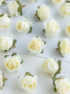 Künstliche weiße Rosenköpfe für DIY Handwerk, Girlanden, Haarnadeln und schöne Dekorationszubehör.