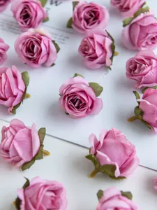 Künstliche rosa Rosenköpfe für DIY-Basteln, Hochzeitsdekoration und handgemachte Blumenaccessoires.