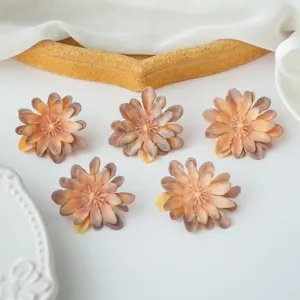 Dettaglio ravvicinato di teste di fiori di peonia in seta artificiale per fai da te.