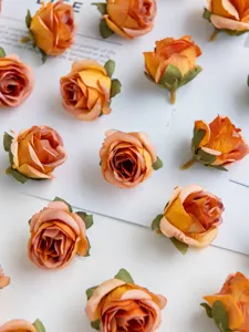 Künstliche orangefarbene Rosenblütenköpfe für Basteln, DIY-Dekoration und Blumenarrangements.