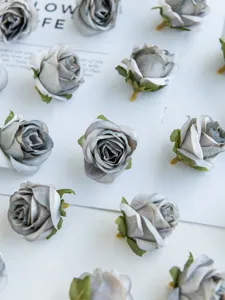 Künstliche kleine graue Rosenköpfe für DIY Basteln, handgefertigte Accessoires und Dekoration.