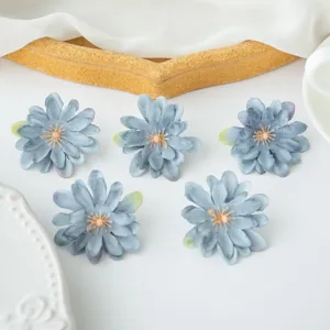 Primo piano dettagliato di fiori di seta artificiali blu per accessori capelli fai da te.