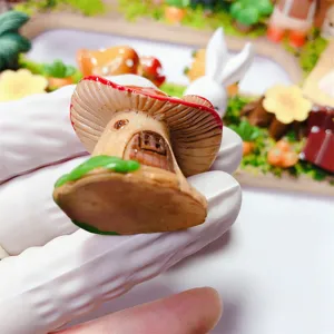 Mini figurine maison champignon en résine accessoire DIY pour coque téléphone et paysage.