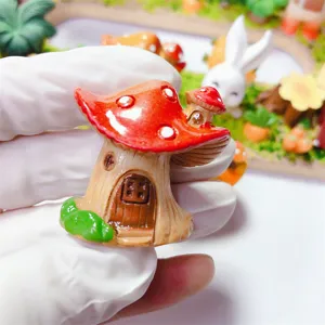 Adorable figurine miniature de maison champignon en résine pour loisirs créatifs et décors.