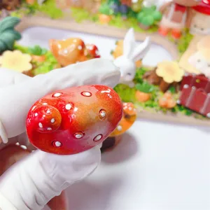 Breloque cabochon champignon en résine pour déco de coque et artisanat vue de détail.