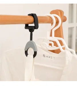 Gancho multifuncional para cochecito con correa de velcro negra y percha gris