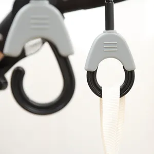 Ganchos de cochecito grises y negros multifuncionales para colgar bolsas y accesorios.