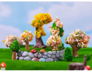Detailansicht von Miniatur-Landschaftsbaum-Harzornamenten mit bunter Walddeko und Gartenzubehör.