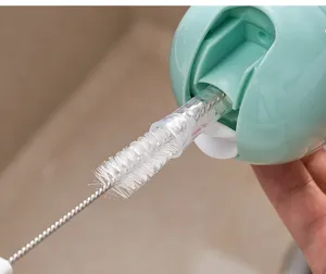 Dettaglio macro di uno scovolino bianco sottile per la pulizia di piccoli fori e fessure