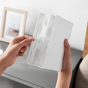 Wandmontierte Aufbewahrungsbox für Wattepads mit selbstklebenden Saugnäpfen.
