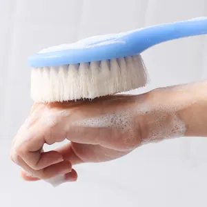 Blaue Badebürste mit langem Stiel und weichen Borsten zum Rückenschrubben mit viel Schaum
