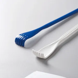 Juego de rascadores de espalda minimalistas en plástico azul y blanco sobre gris.