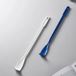 Rascador de espalda de plástico con mango largo en blanco y azul para aliviar picazón