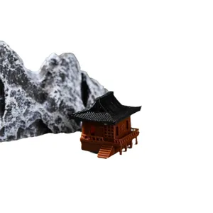 Modello in miniatura di padiglione di architettura cinese antica con roccaglia.