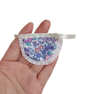 Mini tablier de poupée fait main avec imprimé floral et bordure en dentelle, accessoire.